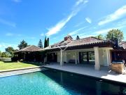 Lucas Fox presenta esta imponente casa independiente...