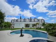 Lucas Fox se complace en presentar esta imponente villa...