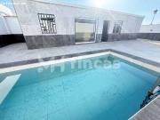 Lujo rústico en Dos Hermanas: parcela con piscina, nave...