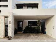 Lujo, Seguridad y Ubicación Privilegiada | Casa en renta...