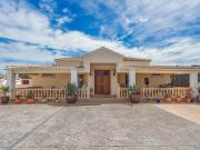 Lujosa casa de campo con establos en venta en Heredades,...