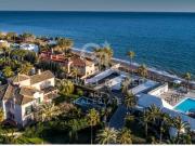 Lujosa propiedad frente al mar en Los Monteros, Marbella...