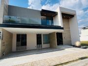 LUJOSA RESIDENCIA EN VENTA CON 4 REC. UNA EN PB LOMAS DE...