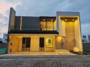 LUJOSA RESIDENCIA EN VENTA CON 4 REC. UNA EN PB LOMAS DE...