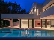 Lujosa villa familiar con piscina y terrazas soleadas en...