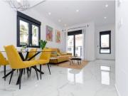 LUJOSA VILLA INDEPENDIENTE CERCA DE LA LAGUNA ROSA