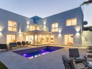 Lujosa vivienda, totalmente reformada y ubicada en una...