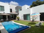 Lujosa y amplia casa con alberca y Jacuzzi en... Lujosa y amplia casa con alberca y Jacuzzi en...