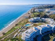 Lujoso apartamento frente a la playa con jardín privado