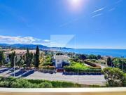 Lumière, volumes et vue mer d’exception à Nice Fabron...