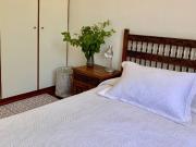 Luminosa amplia, con escritorio para estudiante