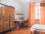 Luminosa camera doppia con vista sul cortile in Appio Latino