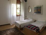 Luminosa camera doppia immersa nel verde