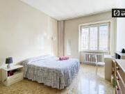 Luminosa camera in affitto in appartamento con 3 camere...