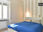 Luminosa camera in appartamento con 2 camere da letto a...