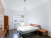 Luminosa camera in appartamento con 2 camere da letto a...