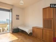 Luminosa camera in appartamento con 3 camere da letto a...