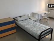 Luminosa camera in appartamento con 4 camere da letto a...