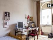 Luminosa camera in appartamento con 4 camere da letto a...