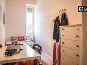 Luminosa camera in appartamento con 6 camere da letto a...