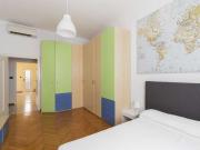 Luminosa camera matrimoniale in appartamento con 3...