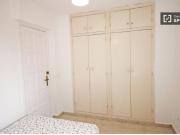 Luminosa habitación con amplio espacio para almacenaje...