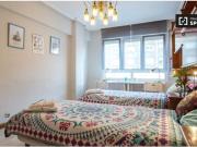 Luminosa habitación con calefacción en un apartamento de...