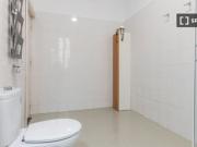 Luminosa habitación con calefacción en un apartamento de...