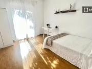 Luminosa habitación con cama de matrimonio equipada para...