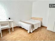 Luminosa habitación con cama de matrimonio equipada para...
