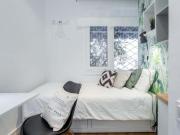 Luminosa habitación con cama individual en un ático