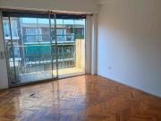 Luminoso 2 ambientes y medio al frente con balcón