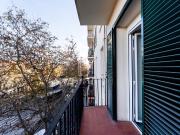 Luminoso apartamento exterior con terraza en un edificio...