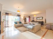 Luminoso Apartamento T2 Com Terraço e Garagem Box em Oeiras