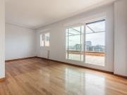 Luminoso ático con terraza y encanto urbano en Pacífico