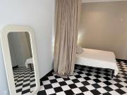 Luminoso open space con 1 camera da letto in affitto a...