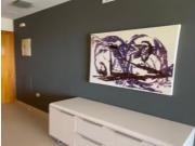 Luminoso piso con terraza, piscina y vistas despejadas –...