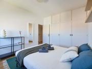 Luminous bedroom in a 6 room apartment in Areeiro,...