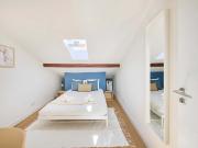 Luminous bedroom in a 9 room apartment in Arroios,...