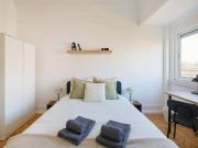 Luminous bedroom in a 9 room apartment in Lisbon Room 2