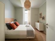 Luminous double bedroom in a 12 bedroom apartment in...