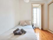 Luminous double bedroom in Avenida Room 1