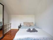 Luminous double bedroom in Avenida Room 7