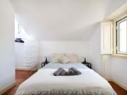 Luminous double bedroom in Avenida Room 8