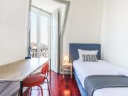 Luminous single bedroom with balcony in Campo de Ourique...