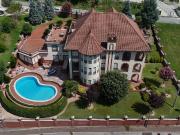 Lussuosa villa con piscina, palestra, sala biliardo ecc....