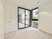 Luxe 2 bedroom apartment with a garden in a premier...