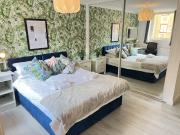Luxe Haven King Bed En suite & Double w/ Parking