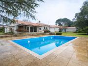 Luxo e Tranquilidade: Moradia Térrea Isolada com Piscina...