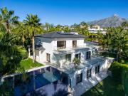 LUXUEUSE VILLA DE GOLF EN PREMIÈRE LIGNE À NUEVA ANDALUCIA